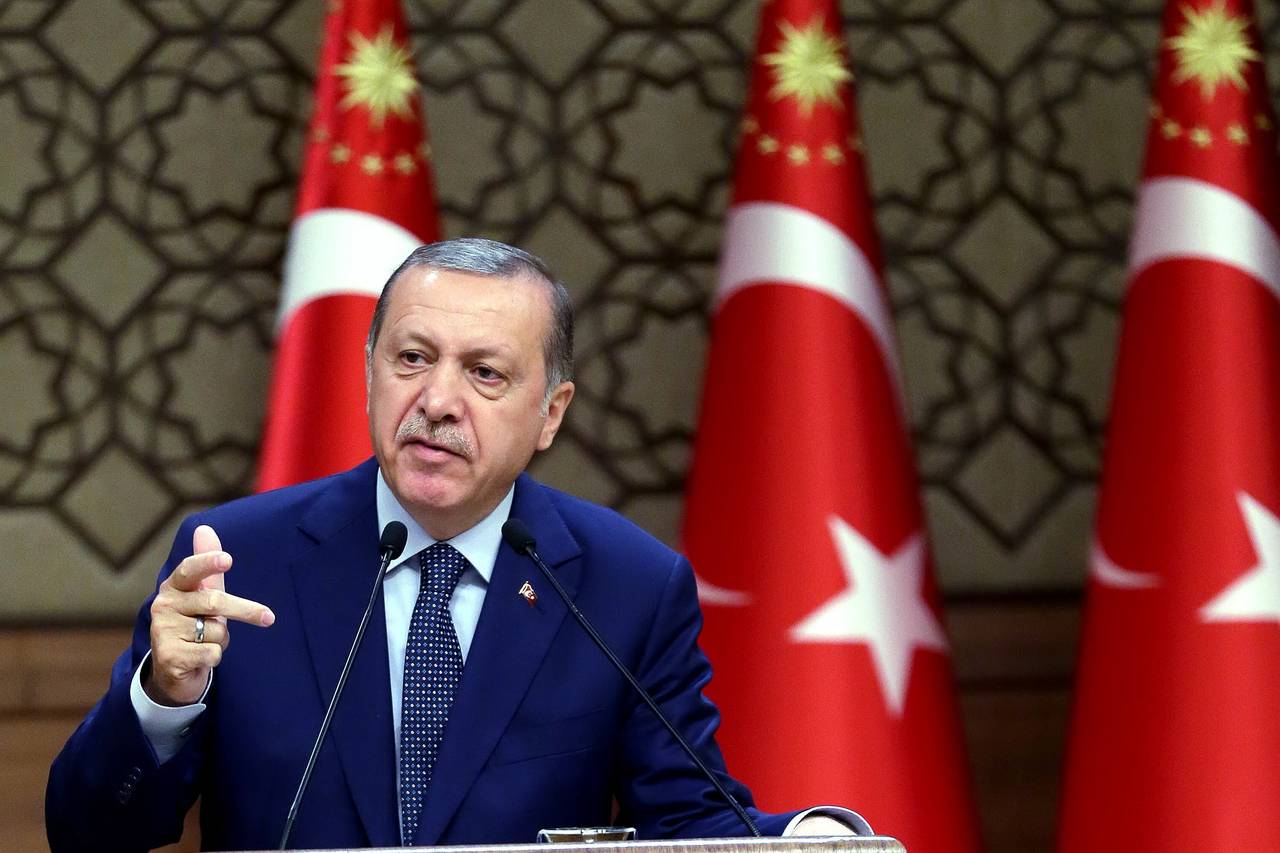 Ông Erdogan thoát chết nhờ "máy bay truy sát hết nhiên liệu"