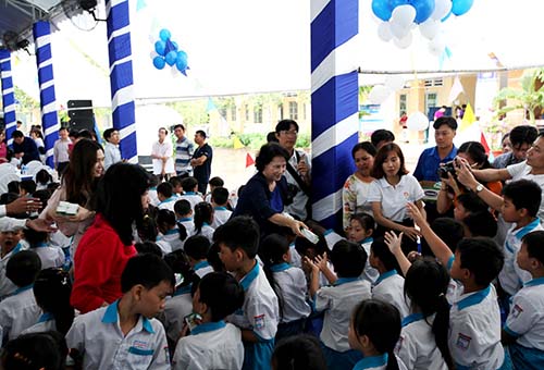 B&agrave; Nguyễn Thị Kim Ng&acirc;n - Ủy vi&ecirc;n Bộ ch&iacute;nh trị, Chủ tịch Quốc hội - trao tặng sữa cho c&aacute;c em học sinh tại Cần Thơ