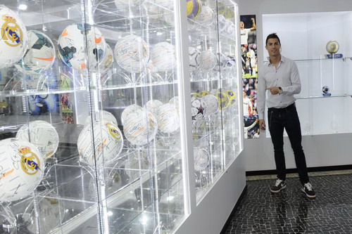 Ngắm bộ sưu tập bóng độc đáo của Cristiano Ronaldo