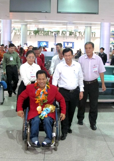 Bộ trưởng Nguyễn Ngọc Thiện đẩy xe lăn cho lực sĩ Lê Văn Công