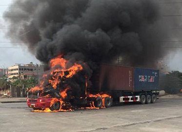 Đang lưu thông, xe container bốc cháy ngùn ngụt