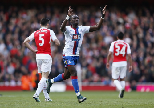 Mất điểm ở Emirates, Arsenal hết mơ vô địch