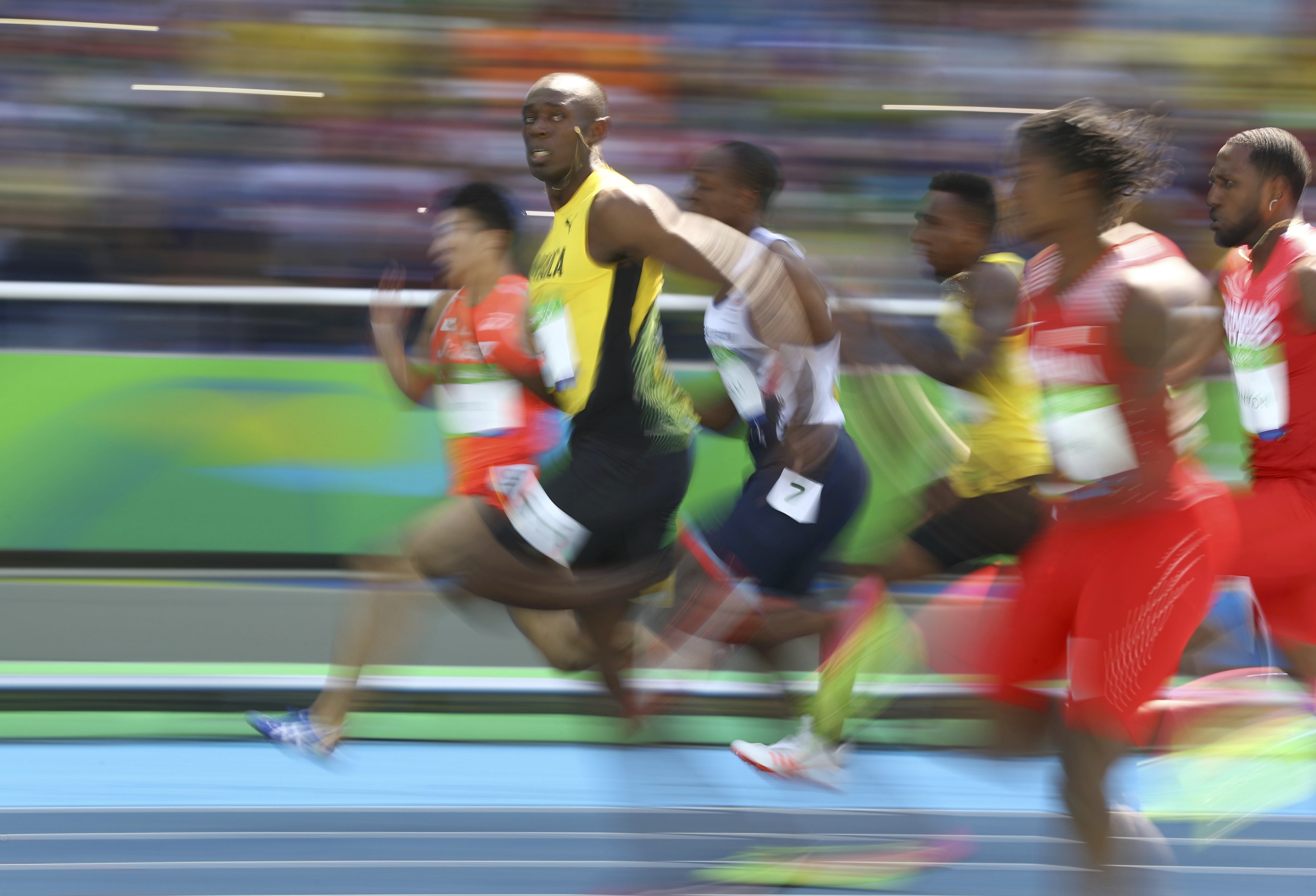 Usain Bolt chạy như đi dạo, vẫn vào bán kết