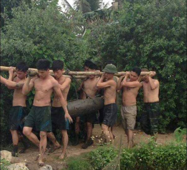 Đại đội công binh xử lý 4 quả bom nặng gần 1 tấn dưới ao