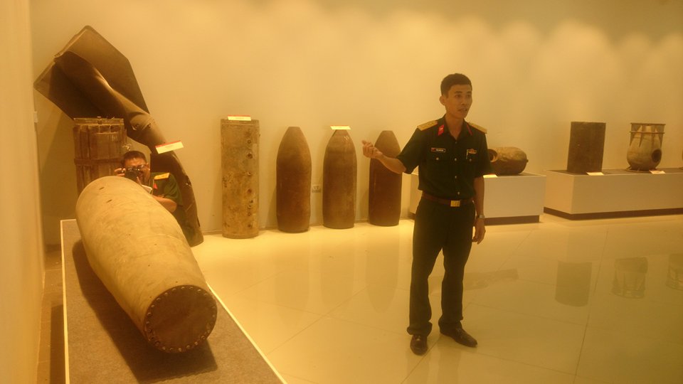 ... đến bom bi mẹ
