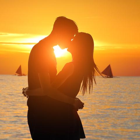 Hắn đã lau khô nước mắt cho tôi
