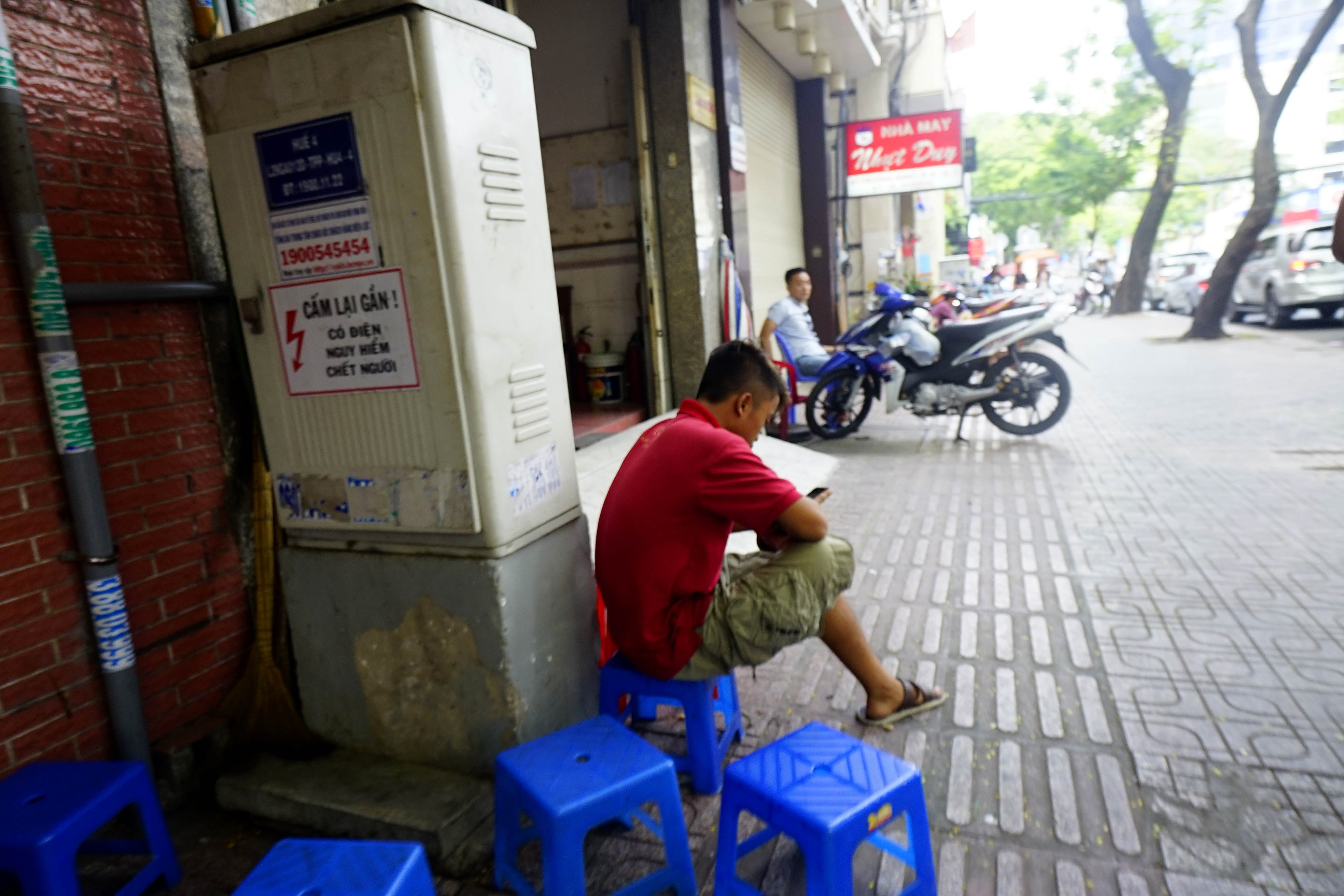 Thản nhi&ecirc;n t&igrave;m bốt điện l&agrave;m điểm tựa lưng cho đỡ mỏi.