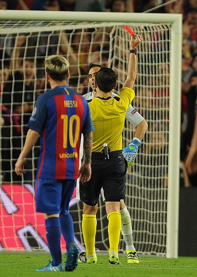 Claudio Bravo nhận thẻ đỏ, Man City vỡ trận