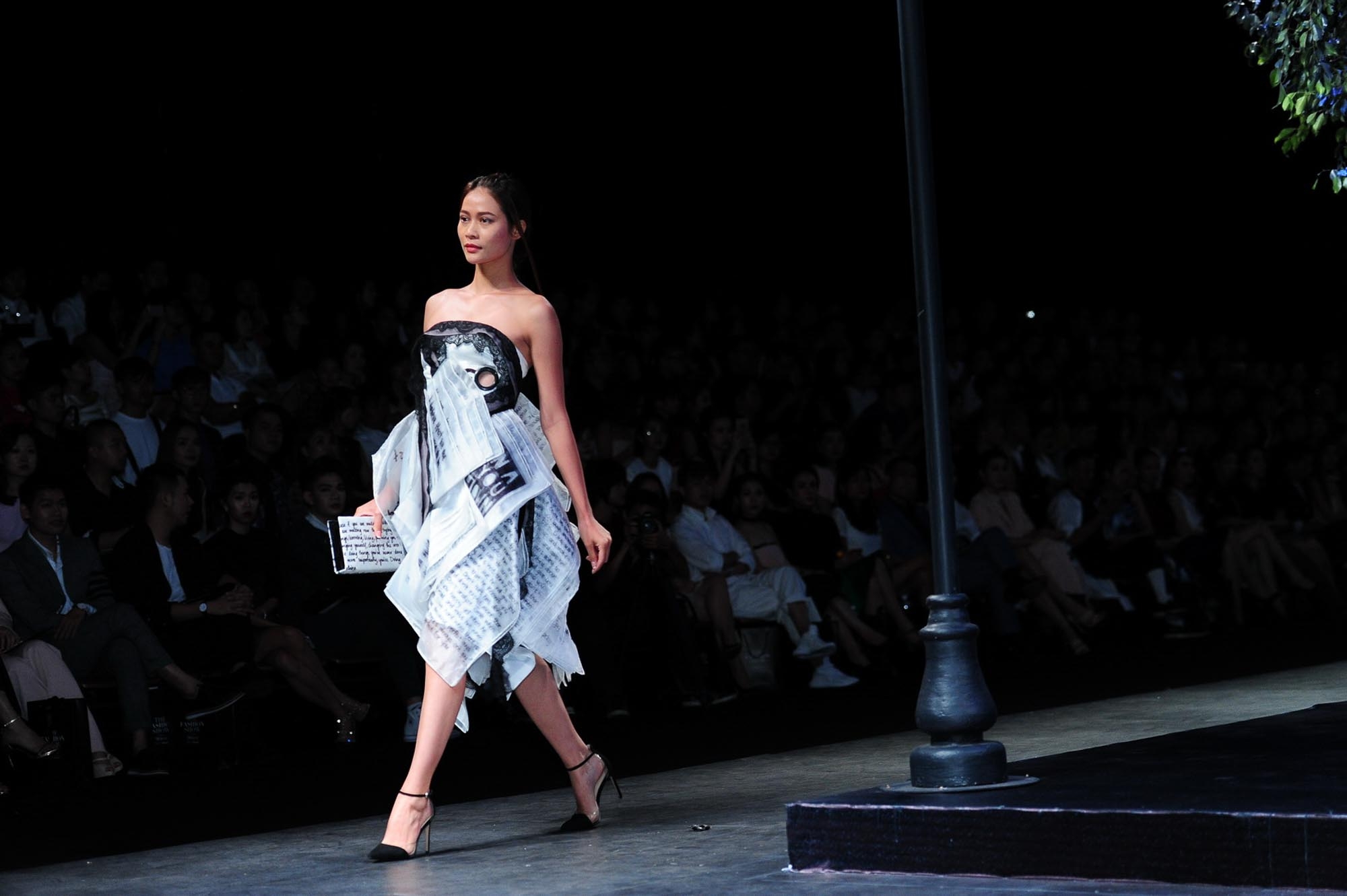 Thời trang "điên" nghệ thuật ở The fashion show