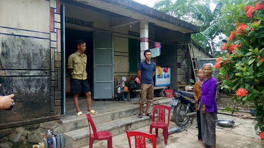 Người dân thôn Trung Thôn bức xúc khi thôn thu lại tiền hỗ trợ lũ lụt (ảnh: M.TUẤN)