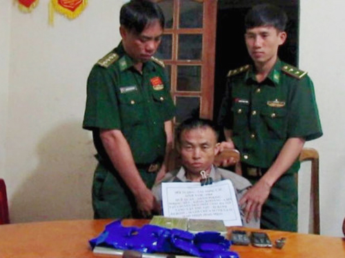 Xách dao vận chuyển 2 bánh heroin, 3.000 viên ma túy qua biên giới