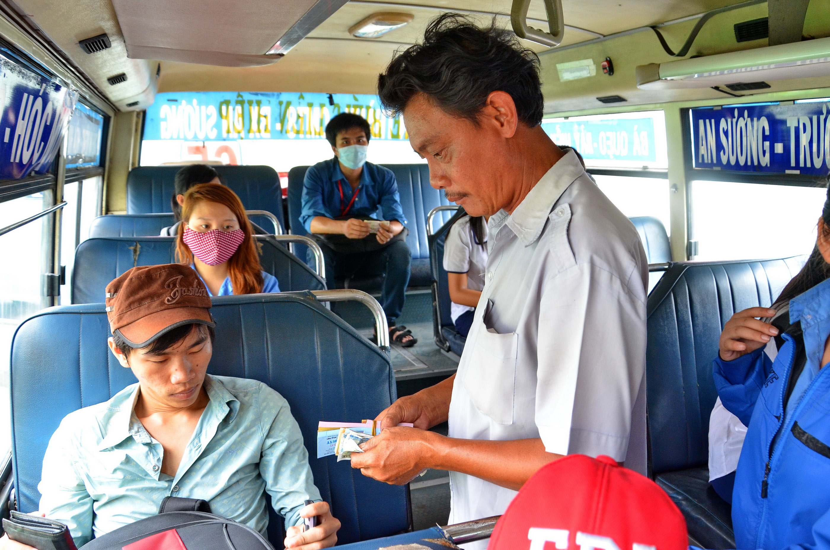 Tiền trợ gi&aacute; xe bu&yacute;t tăng nhưng lượng h&agrave;nh kh&aacute;ch đang giảm Ảnh: Tấn Thạnh