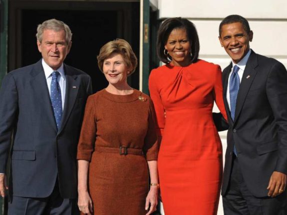 Vợ chồng ông Bush chụp hình cùng vợ chồng ông Obama sau cuộc bầu cử năm 2008. Ảnh: Chris Greenberg