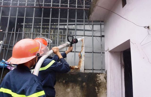 Sau khoảng 1 giờ lực lượng chữa cháy tích cực dập lửa, đám cháy được dập tắt hoàn toàn