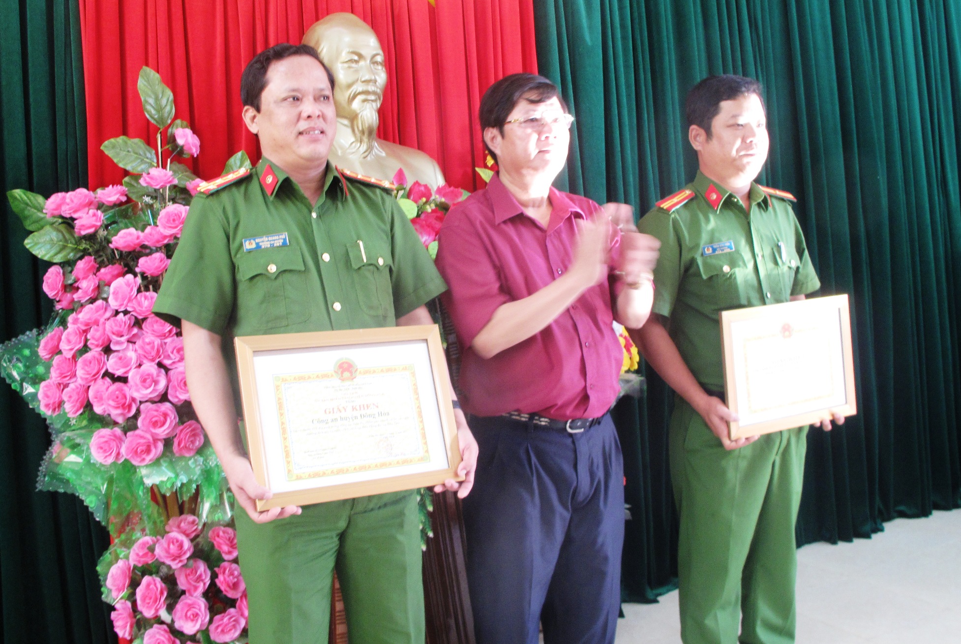 
Thưởng n&oacute;ng 2 tập thể ở C&ocirc;ng an huyện Đ&ocirc;ng H&ograve;a v&igrave; ph&aacute; &aacute;n nhanh
