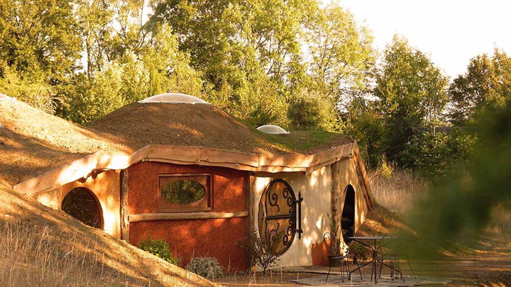 
Ng&ocirc;i nh&agrave; Samsaget Hobbit nằm trong một c&ocirc;ng vi&ecirc;n xinh đẹp ở Ph&aacute;p. Nơi n&agrave;y rất th&iacute;ch hợp với trẻ em đến vui chơi v&agrave;o dịp cuối tuần với gi&aacute; 193 bảng Anh/đ&ecirc;m.
