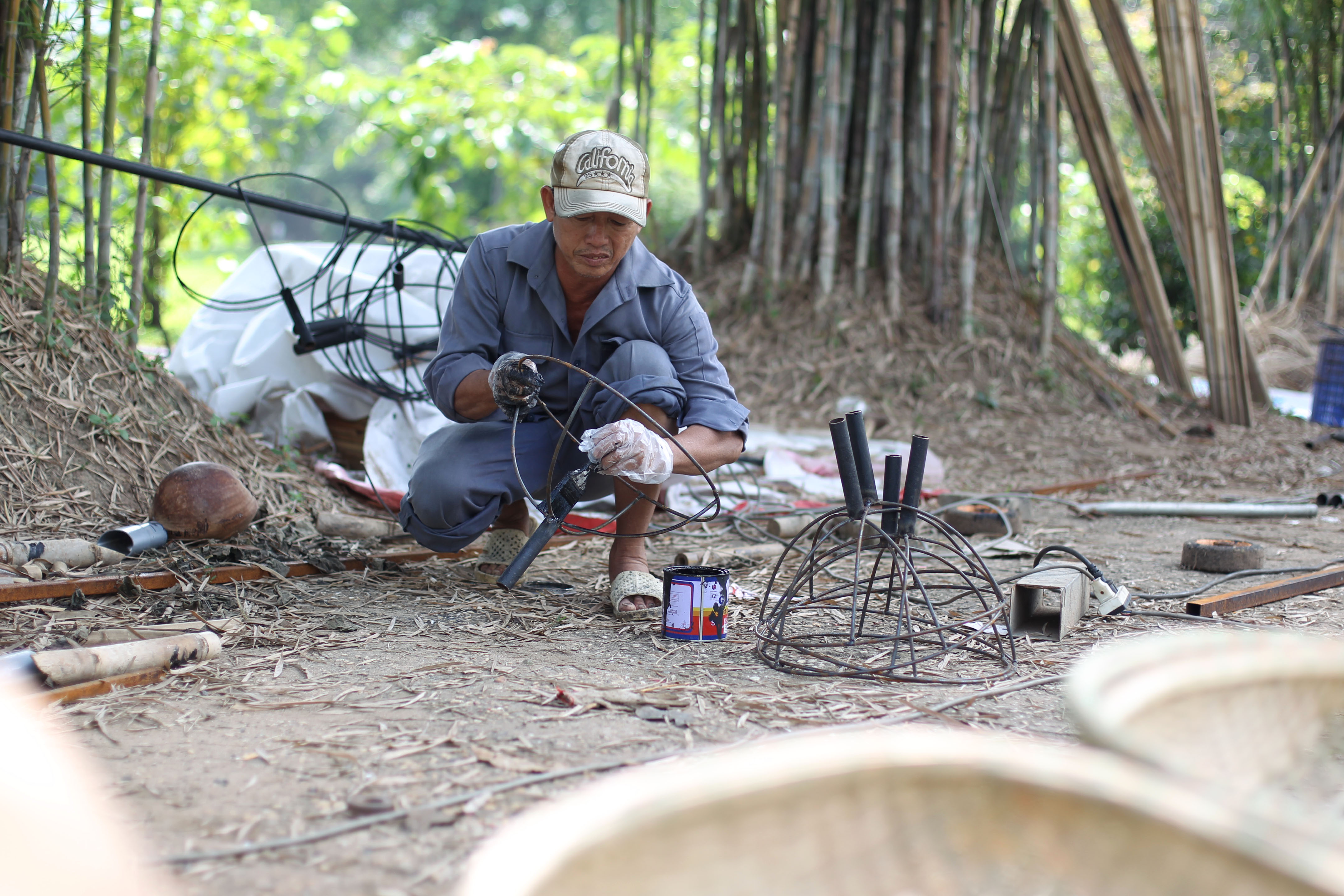 Tại khu du lịch Văn Thánh, các nghệ nhân cần mẫn làm việc để tạo ra những sản phẩm tốt nhất cho đường hoa Nguyễn Huệ.