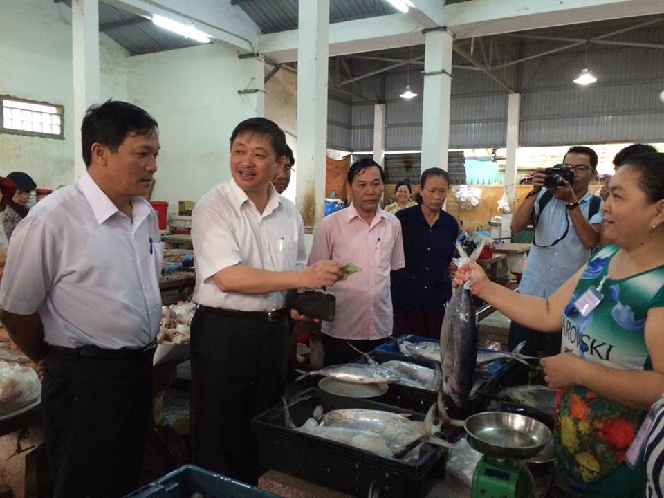 Phó chủ tịch Đà Nẵng đi chợ mua cá sạch lúc rạng sáng