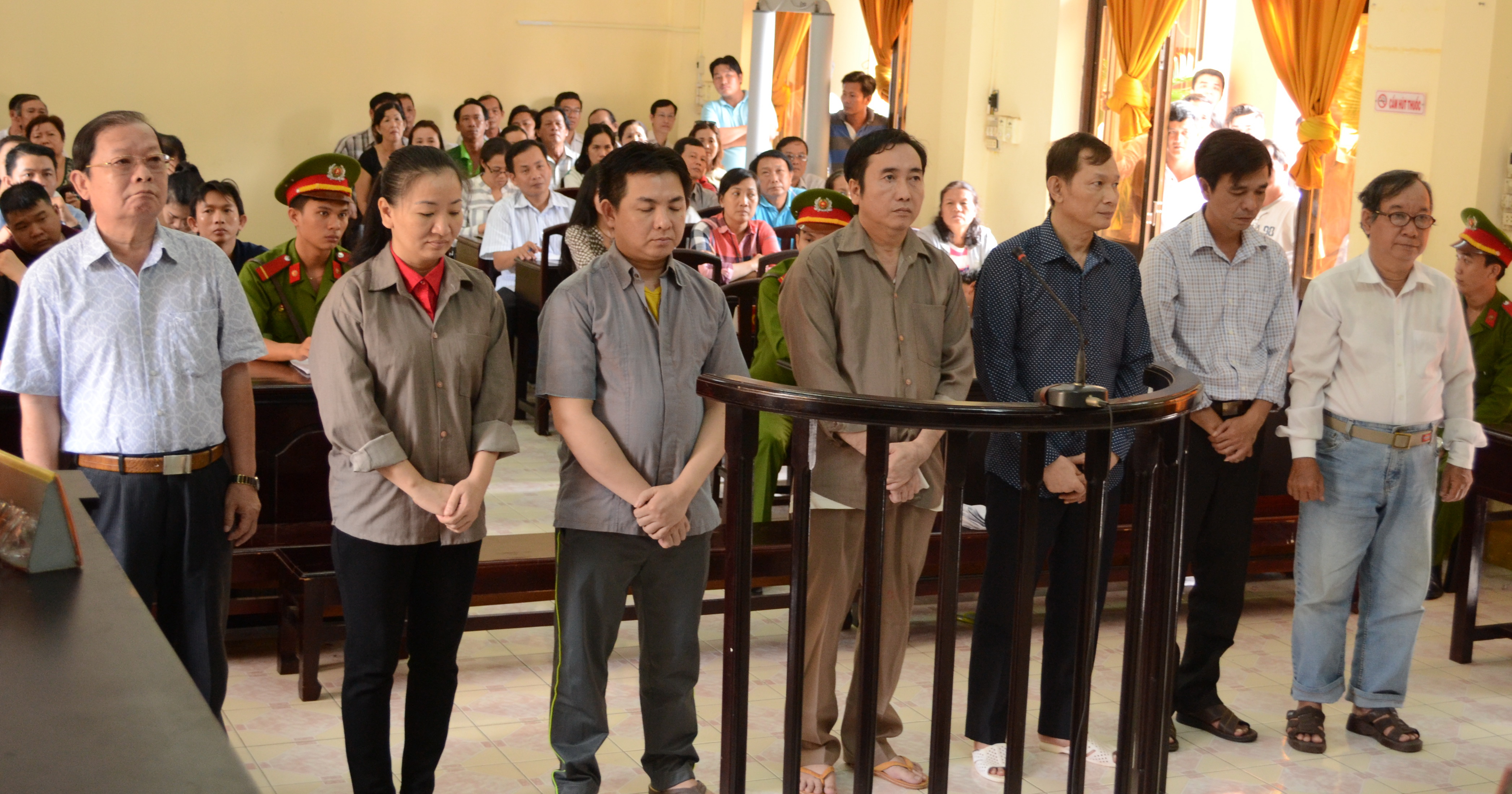 Từ tr&aacute;i sang l&agrave; c&aacute;c bị c&aacute;o Li&ecirc;m, Diễm, Nam, Anh, Linh, Việt v&agrave; Trinh.