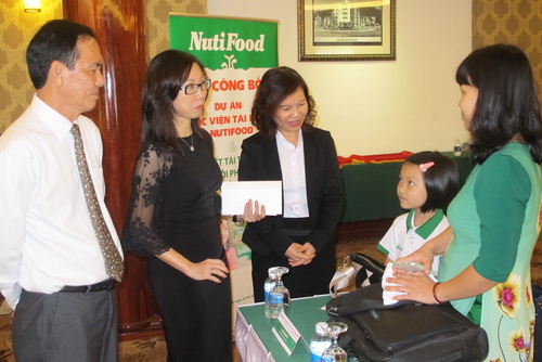 Phương Trâm và Cẩm Hiền ký hợp đồng tiền tỉ với NutiFood