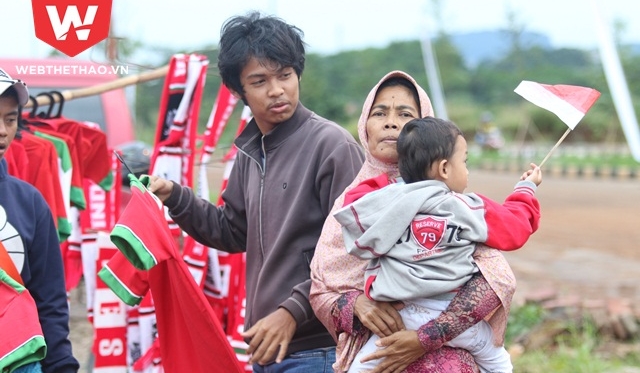 Nhiều gia đ&igrave;nh tranh thủ đi từ trong đ&ecirc;m để kịp mang &aacute;o, cờ, băng r&ocirc;n của tuyển Indonesia đến b&aacute;n cho CĐV