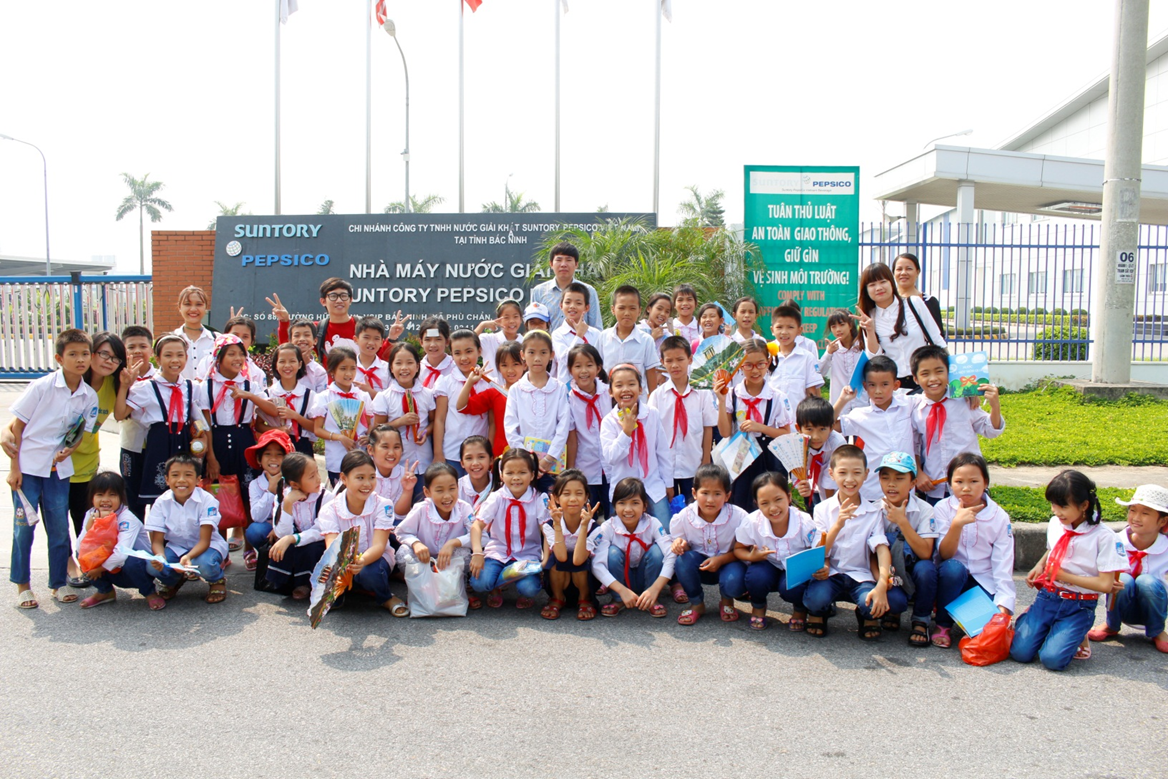 Học sinh tham quan nhà máy Suntory PepsiCo Việt Nam