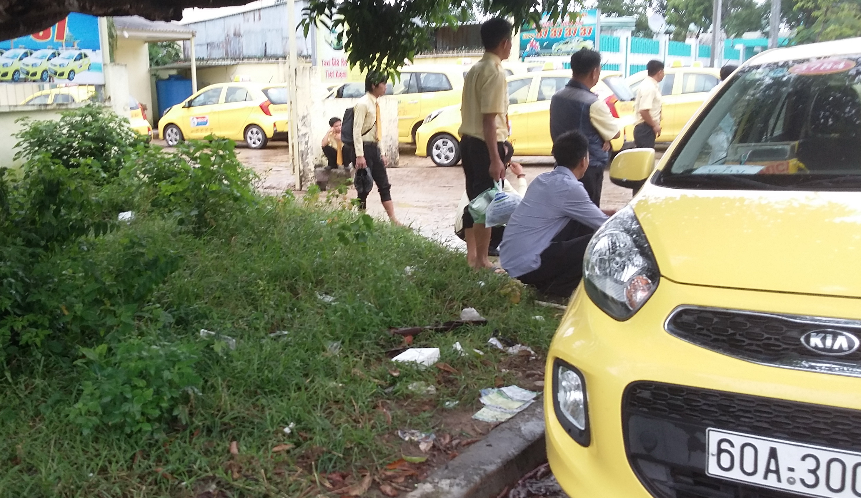 Hàng trăm tài xế taxi ở Phú Quốc bỏ xe, ngừng tài