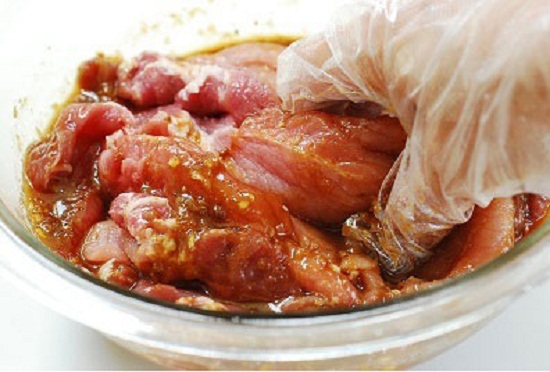 
Kh&ocirc;ng n&ecirc;n ướp thịt bằng dầu ăn trước khi nấu.
