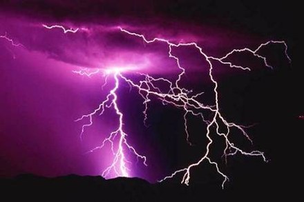 Chạy vào chòi trú mưa, 2 người bị sét đánh chết