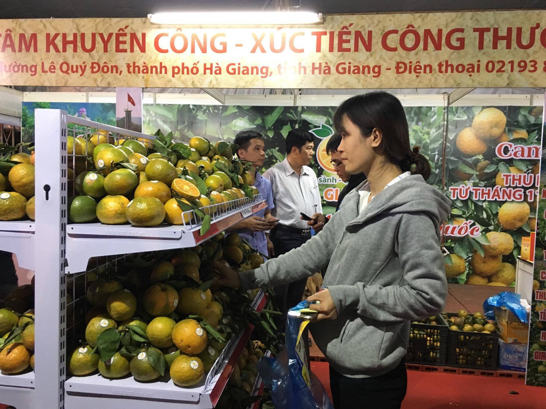 Đi hội chợ sắm hàng khuyến mãi Tết