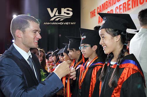 1.934 học viên VUS nhận chứng chỉ quốc tế Cambridge