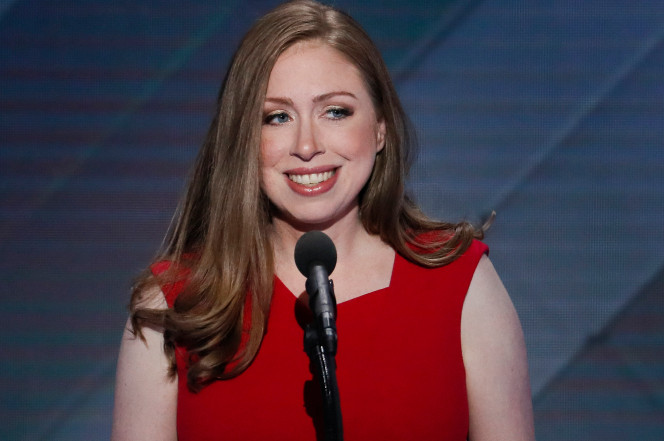 Chelsea Clinton, con g&aacute;i b&agrave; Hillary Clinton. Ảnh: AP