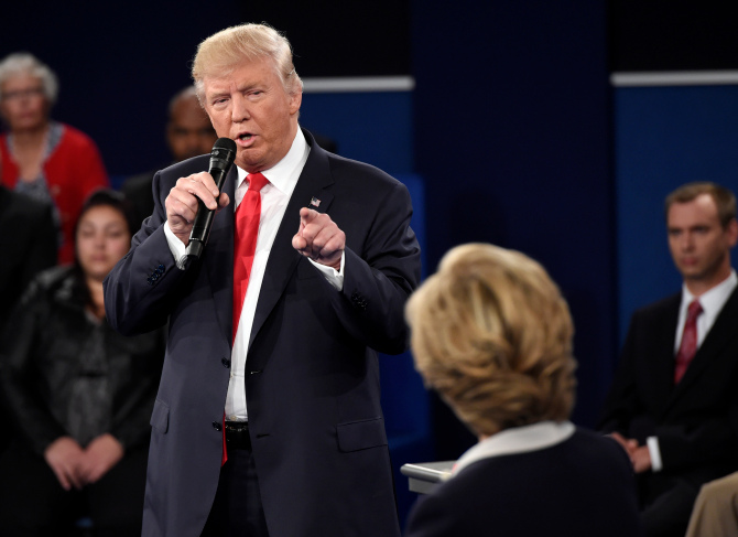 Ông Trump thách bà Clinton xét nghiệm ma túy trước tranh luận