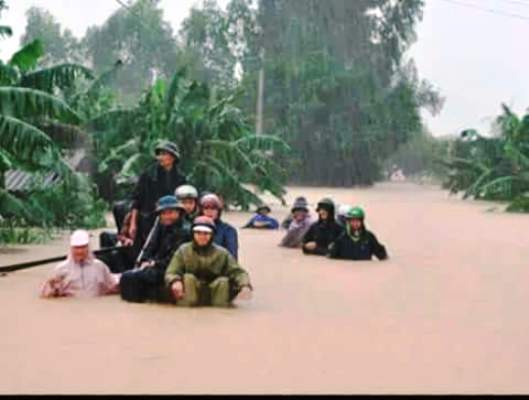 Quảng Bình: Người dân Tuyên Hóa trắng đêm cùng lũ dữ