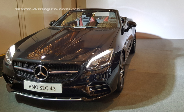 
Mẫu xe mui trần Mercedes-Benz SLC 43 2017 thế hệ mới cũng l&agrave; điểm nhấn quan trọng tại triển l&atilde;m VIMS 2016 sắp tới. Theo đại diện Mercedes-Benz Việt Nam, xe c&oacute; gi&aacute; b&aacute;n v&agrave;o khoảng 3,6 tỷ Đồng.
