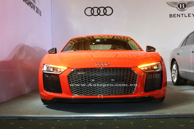 
Đ&acirc;y l&agrave; chiếc Audi R8 V10 Plus 2016 đầu ti&ecirc;n xuất hiện thị trường Việt Nam. Hiện c&oacute; khoảng 6 chiếc R8 V10 Plus được đưa về nước. Xe sử dụng động cơ V10, dung t&iacute;ch 5,2 l&iacute;t, sản sinh c&ocirc;ng suất 610 m&atilde; lực v&agrave; m&ocirc;-men xoắn cực đại 540 Nm. Kết hợp hộp số ly hợp k&eacute;p 7 cấp S-Tronic thiết kế mới, gi&uacute;p si&ecirc;u xe Audi R8 V10 Plus 2016 chỉ mất 3,2 gi&acirc;y để tăng tốc 0-100 km/h trước khi đạt vận tốc tối đa 330 km/h.
