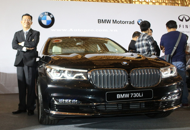 
Trong ảnh l&agrave; chiếc sedan hạng sang BMW 730 Li 2016 v&agrave; c&aacute;c biến thể cao cấp như 740 Li, 750 Li cũng sẽ g&oacute;p mặt tại triển l&atilde;m VIMS 2016.
