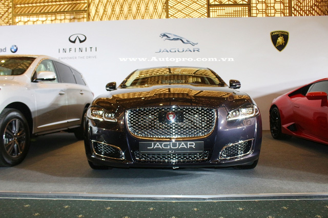 
Jaguar XJL Autobiography phi&ecirc;n bản cao cấp nhất của b&aacute;o gấm cũng sẽ xuất hiện tại triển l&atilde;m VIMS 2016.
