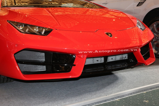 
So với Huracan LP610-4, Lamborghini Huracan LP580-2 c&oacute; sự kh&aacute;c biệt như sử dụng hệ dẫn động cầu sau, về mặt thiết kế c&oacute; những thay đổi nhỏ ở ngoại thất như cản trước với hốc gi&oacute; được chia th&agrave;nh 3 phần ri&ecirc;ng biệt thiết kế sắc cạnh.
