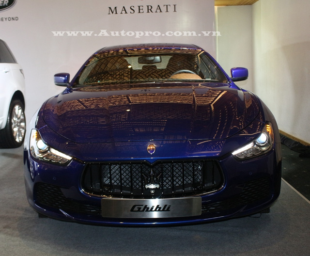 
Maserati Ghibli với ngoại thất xanh dương nổi bật đi k&egrave;m l&agrave; nội thất m&agrave;u n&acirc;u. Tuy nhi&ecirc;n, cũng giống h&atilde;ng xe si&ecirc;u sang Bentley, mẫu xe được Maserati đặt nhiều kỳ vọng tại triển l&atilde;m VIMS 2016 l&agrave; chiếc SUV hạng sang Levante.
