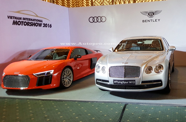 
Trong số 17 mẫu xe m&agrave; c&aacute;c h&atilde;ng mang đến trưng b&agrave;y v&agrave;o s&aacute;ng qua, ng&agrave;y 20/9, cặp đ&ocirc;i Audi R8 V10 Plus v&agrave; Bentley Flying Spur W12 nhanh ch&oacute;ng thu h&uacute;t nhiều sự ch&uacute; &yacute; khi được xếp cạnh nhau.
