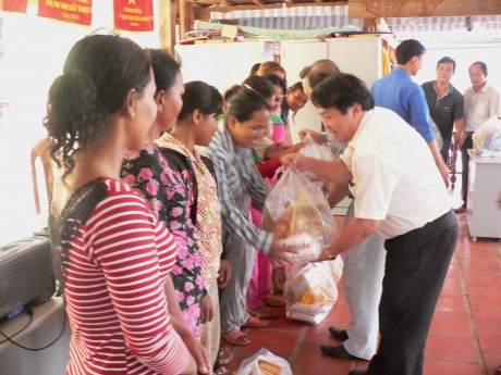 Trao mái ấm cho đoàn viên khó khăn