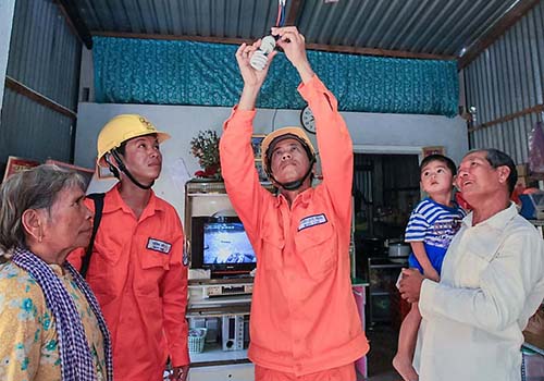 Hàng trăm ngàn hộ dân Khmer được cấp điện