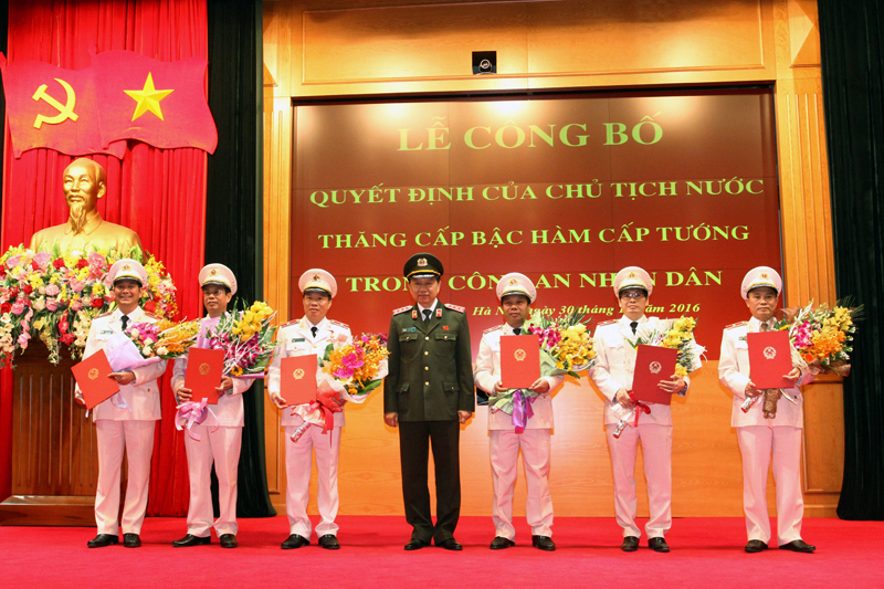 Thừa ủy quyền của Chủ tịch nước, Thượng tướng Tô Lâm đã trân trọng trao Quyết định của Chủ tịch nước đối với các sĩ quan công an cao cấp được thăng cấp bậc hàm cấp Tướng