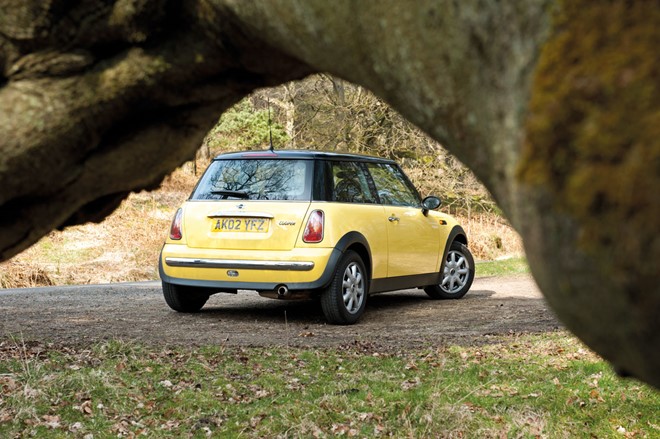 Mini Cooper S cũ c&oacute; gi&aacute; ngang một chiếc xe tay ga hạng trung tại Việt Nam.