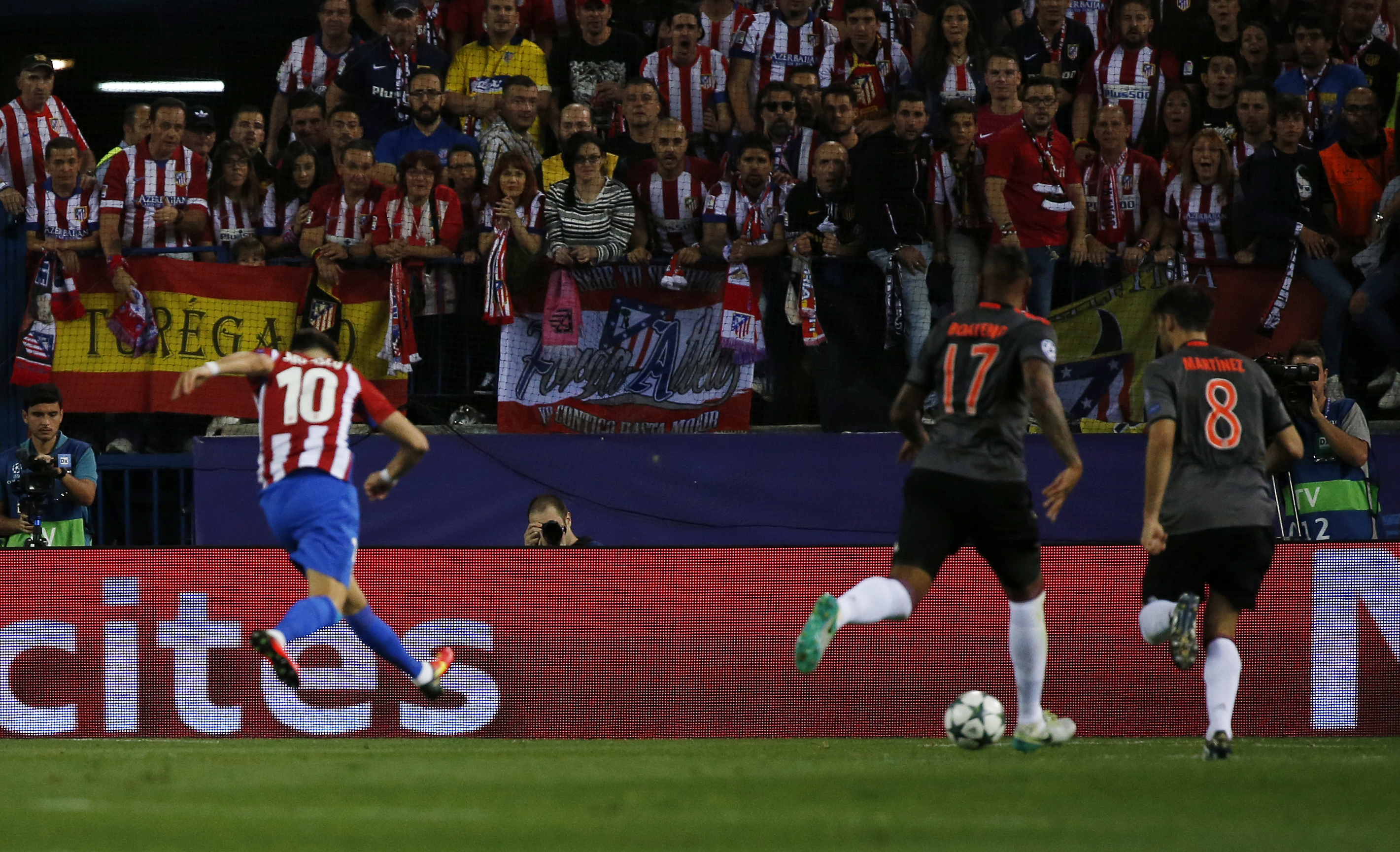 Carrasco mở tỉ số trận đấu với một c&uacute; s&uacute;t hiểm h&oacute;c khiến thủ th&agrave;nh Neuer của Bayern Munich ho&agrave;n to&agrave;n bất lực