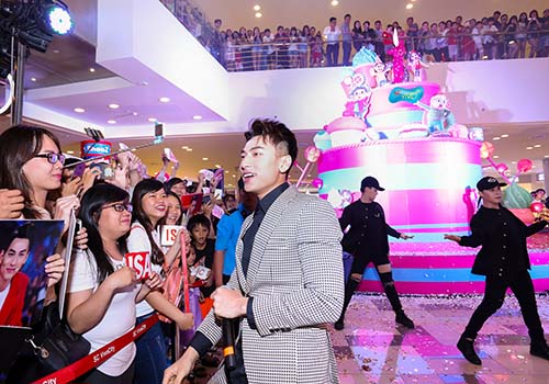 Ca sĩ Isaac thổi bùng không khí sinh nhật của SC VivoCity bằng những ca khúc hot