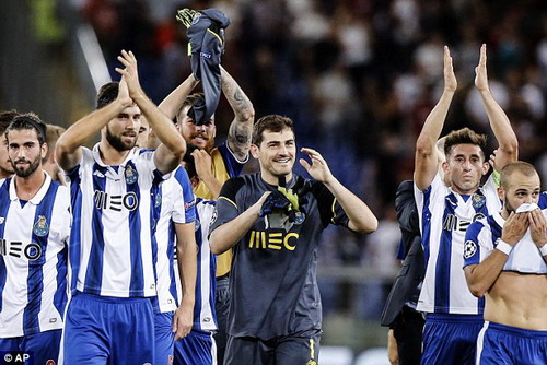 Porto loại chủ nhà AS Roma bằng hai thẻ đỏ