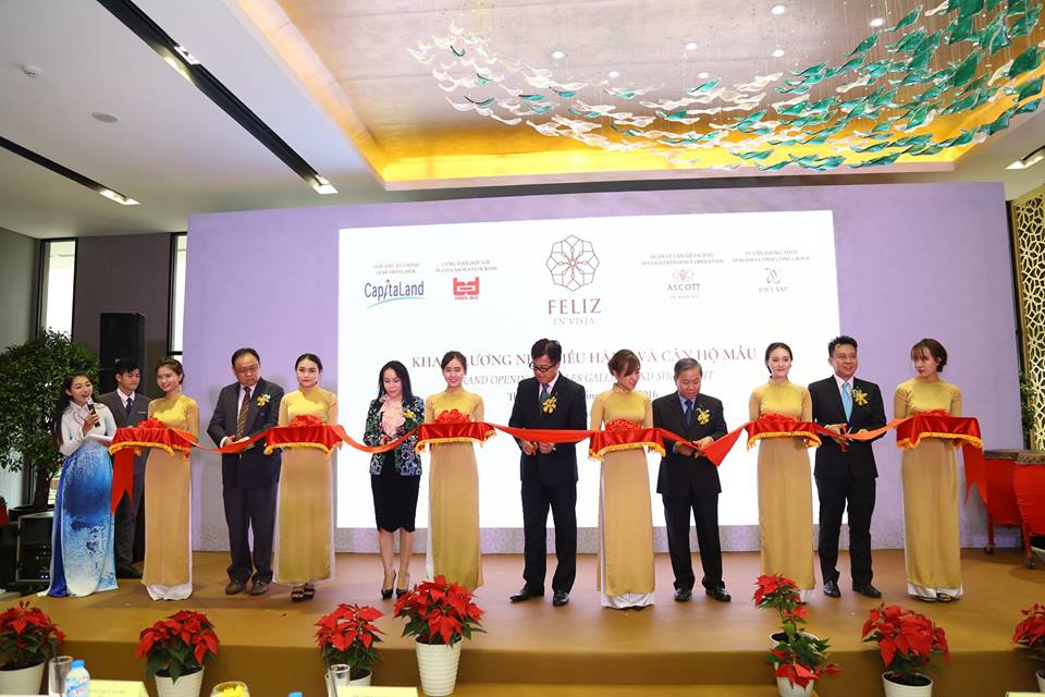 
Cắt băng kh&aacute;nh th&agrave;nh nh&agrave; mẫu
