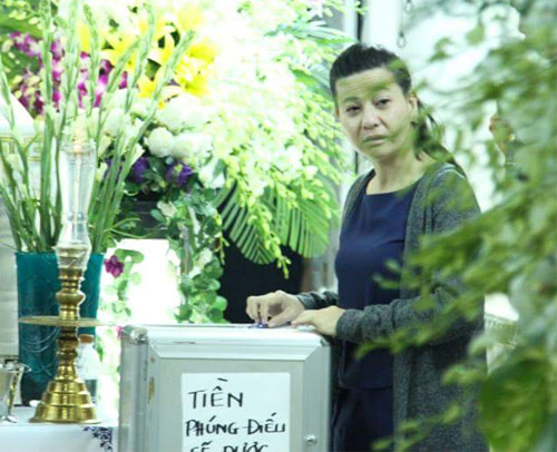 Gia đình cho biết tiền phúng điếu đám tang ca sĩ Minh Thuận sẽ được dùng vào mục đích từ thiện. Trong ảnh: Nghệ sĩ Cát Phượng đầm đìa nước mắt khi đến viếng linh cữu ca sĩ Minh Thuận